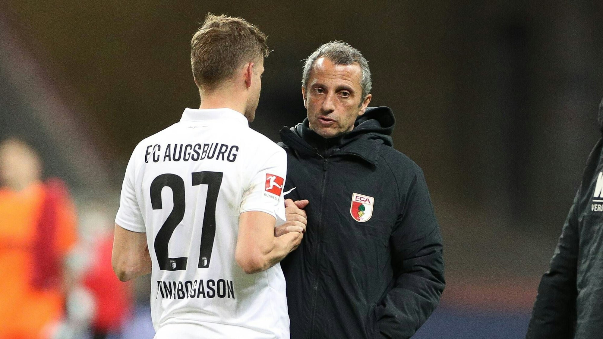 Iraklis Metaxas im Gespräch mit einem Spieler des FC Augsburg.