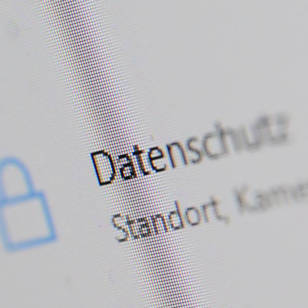 Ein Hinweis „Datenschutz“ ist auf einem Computerbildschirm dargestellt.