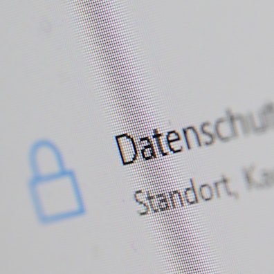 Ein Hinweis „Datenschutz“ ist auf einem Computerbildschirm dargestellt.