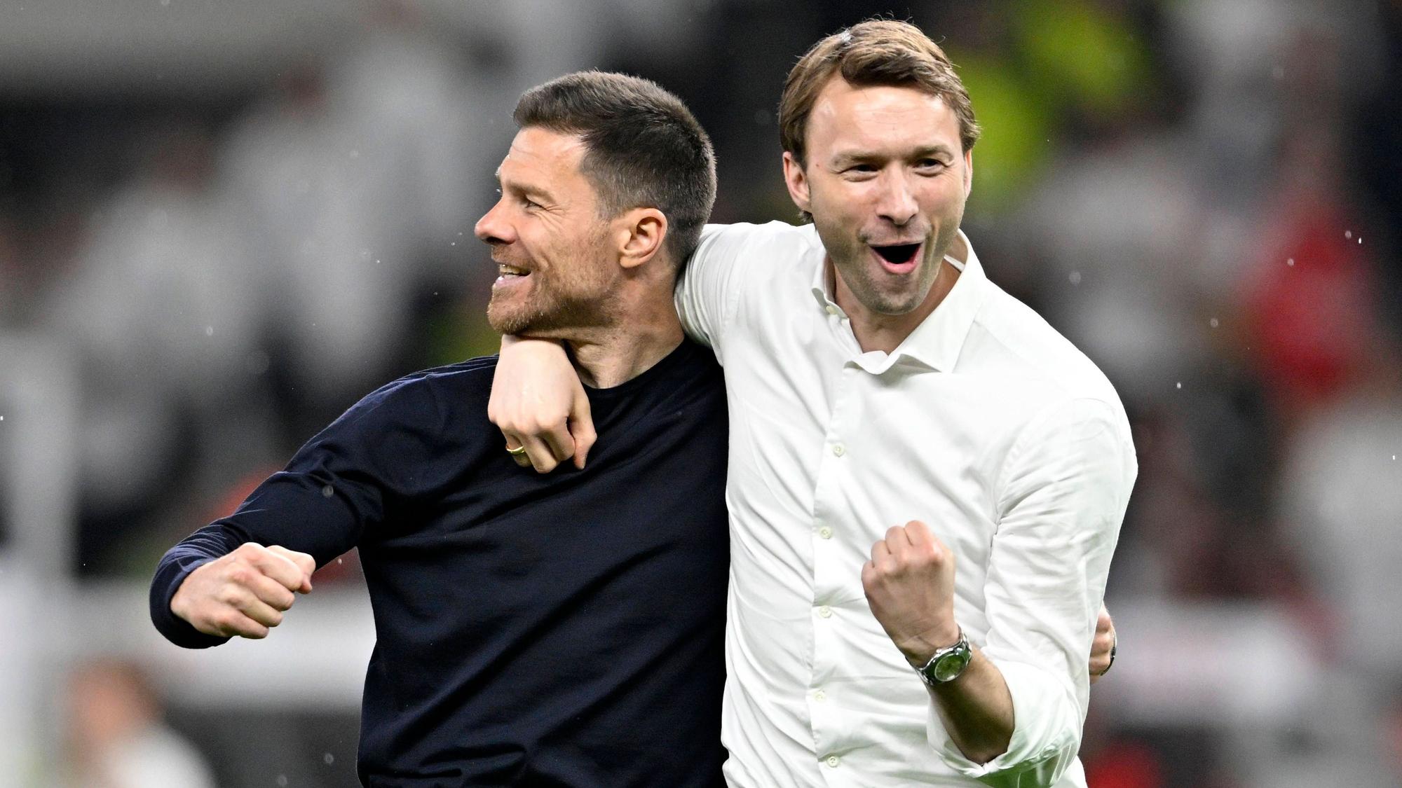 Wieder in Jubelposen: Leverkusens Trainer Xabi Alonso (l.) und Geschaeftsführer Simon Rolfes.