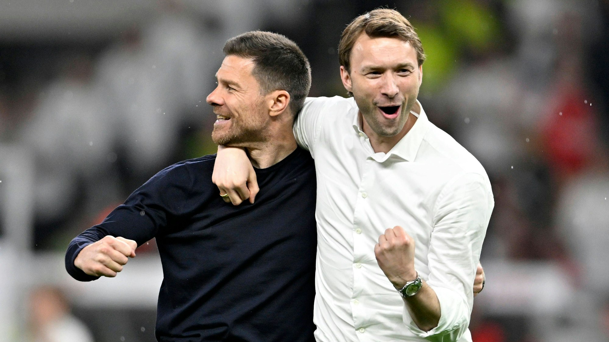 Wieder in Jubelposen: Leverkusens Trainer Xabi Alonso (l.) und Geschaeftsführer Simon Rolfes.