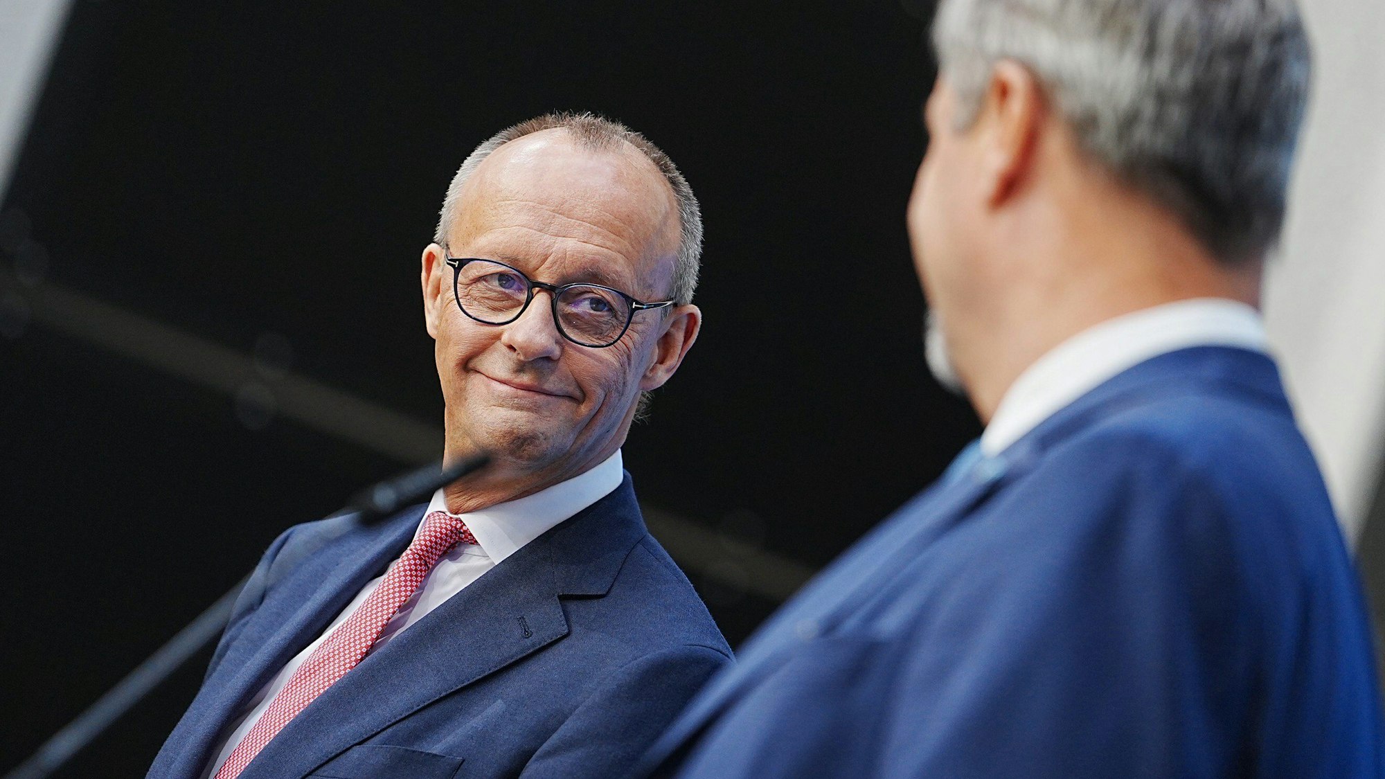 Friedrich Merz (l), CDU-Bundesvorsitzender und Unionsfraktionsvorsitzender, und Markus Söder, CSU-Vorsitzender und Ministerpräsident von Bayern