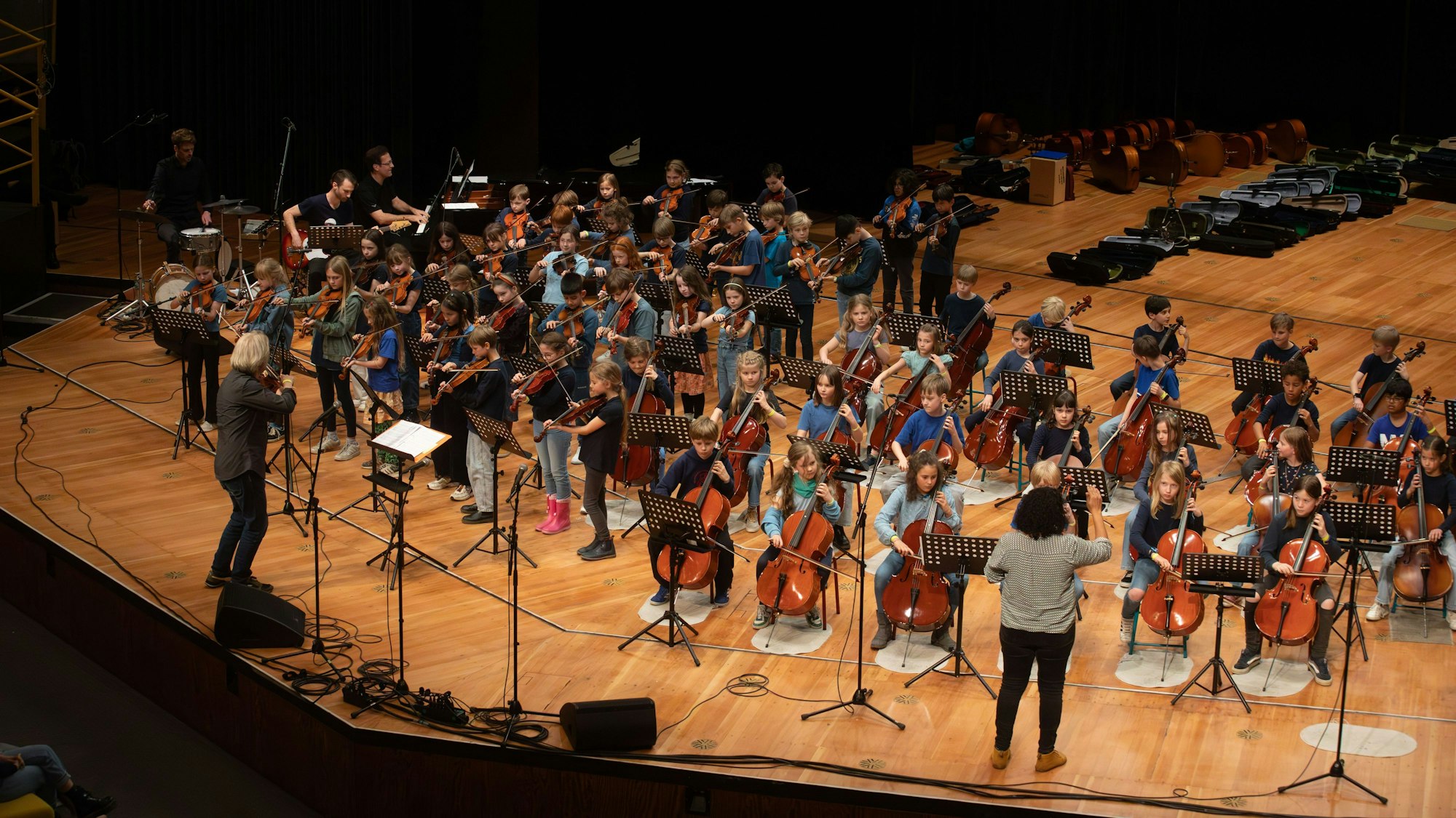 Kinder verschiedener Schulen aus Köln und dem Umland bei einem Auftritt in der Musikhochschule anlässlich des Jubiläums „20 Jahre Klassenstreicher“ der Helmut-Behn-Stiftung.