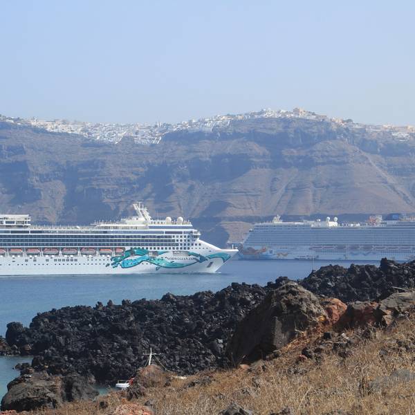 ARCHIV - 18.09.2021, Griechenland, Santorini: Kreuzfahrtschiffe vor Santorini: Grichenland geht gegen den Massen-Kreuzfahrttourismus auf beliebten Inseln vor.