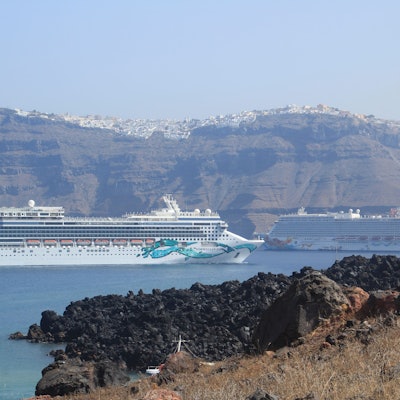 ARCHIV - 18.09.2021, Griechenland, Santorini: Kreuzfahrtschiffe vor Santorini:  Grichenland geht gegen den Massen-Kreuzfahrttourismus auf beliebten Inseln vor.