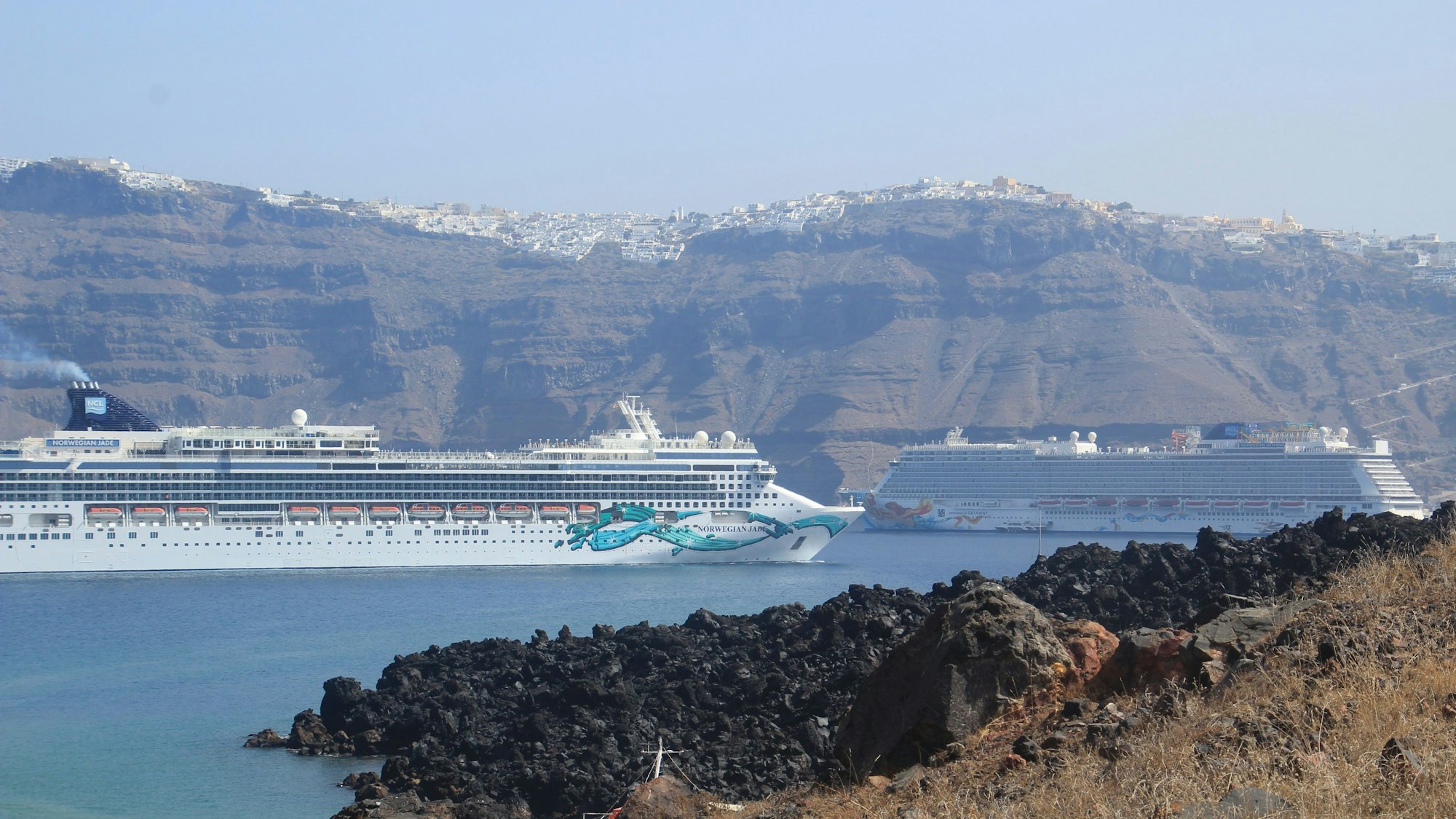 ARCHIV - 18.09.2021, Griechenland, Santorini: Kreuzfahrtschiffe vor Santorini: Grichenland geht gegen den Massen-Kreuzfahrttourismus auf beliebten Inseln vor.