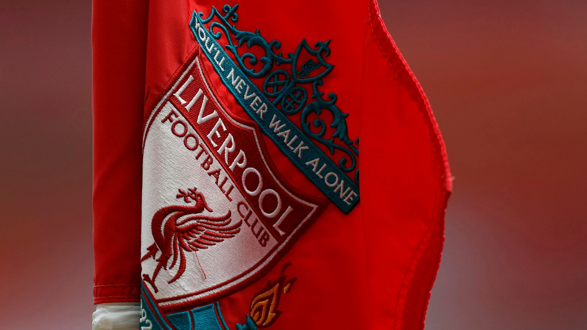 Das Wappen von FC Liverpool mit der Aufschrift «You'll Never Walk Alone» ist auf einer Fahne zu sehen
