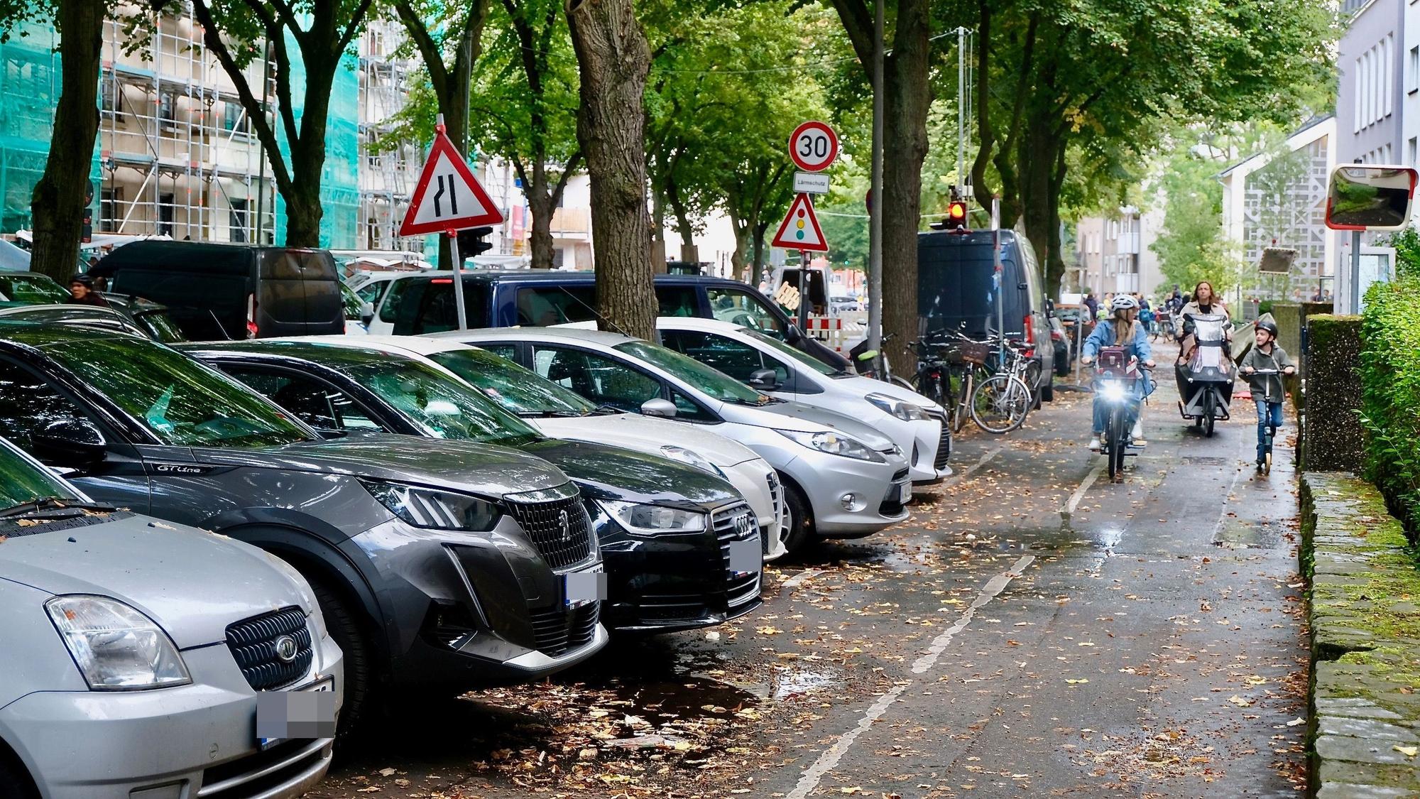 Vor den Häusern der Mommsenstraße 19 und 21 weichen Radfahrer auf den Gehweg aus, weil quer parkende Autos den Radweg blockieren.