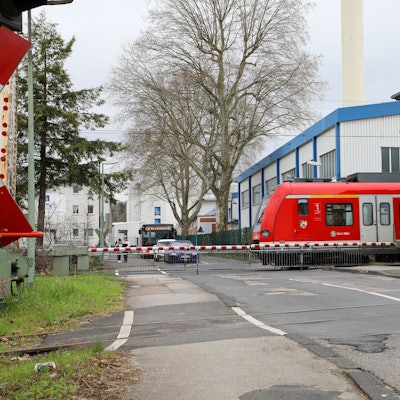 Eine S-Bahn fährt über den Gleisübergang.