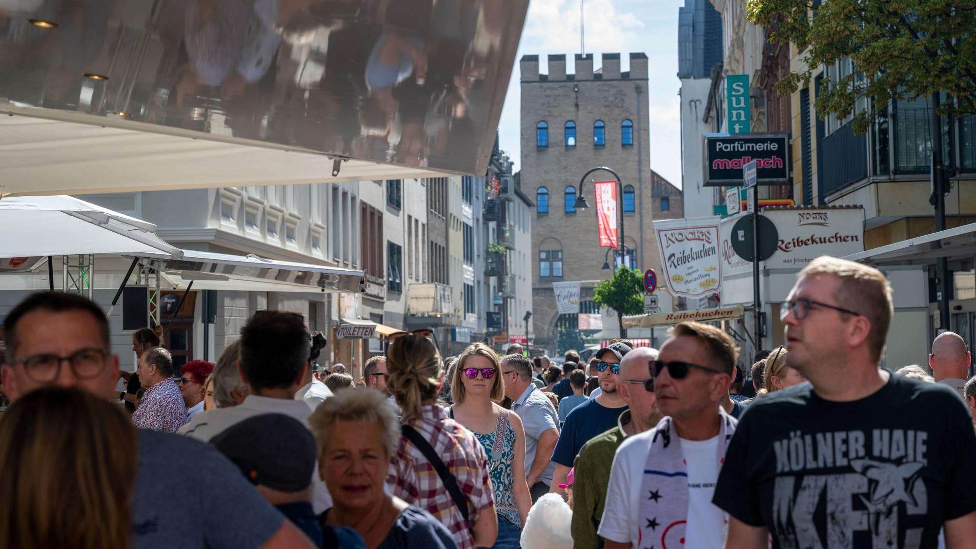 Das Straßenfest „Dä längste Desch vun Kölle“ findet wieder im Severinsviertel statt.