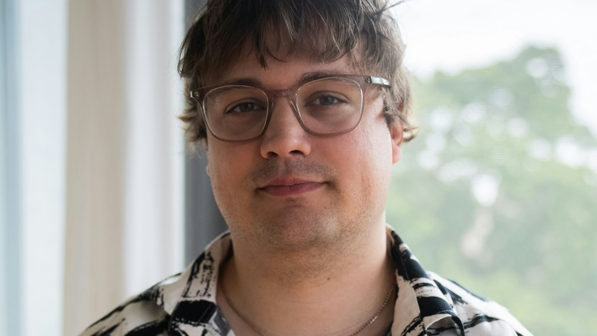 Ein junger Mann mit Brille.