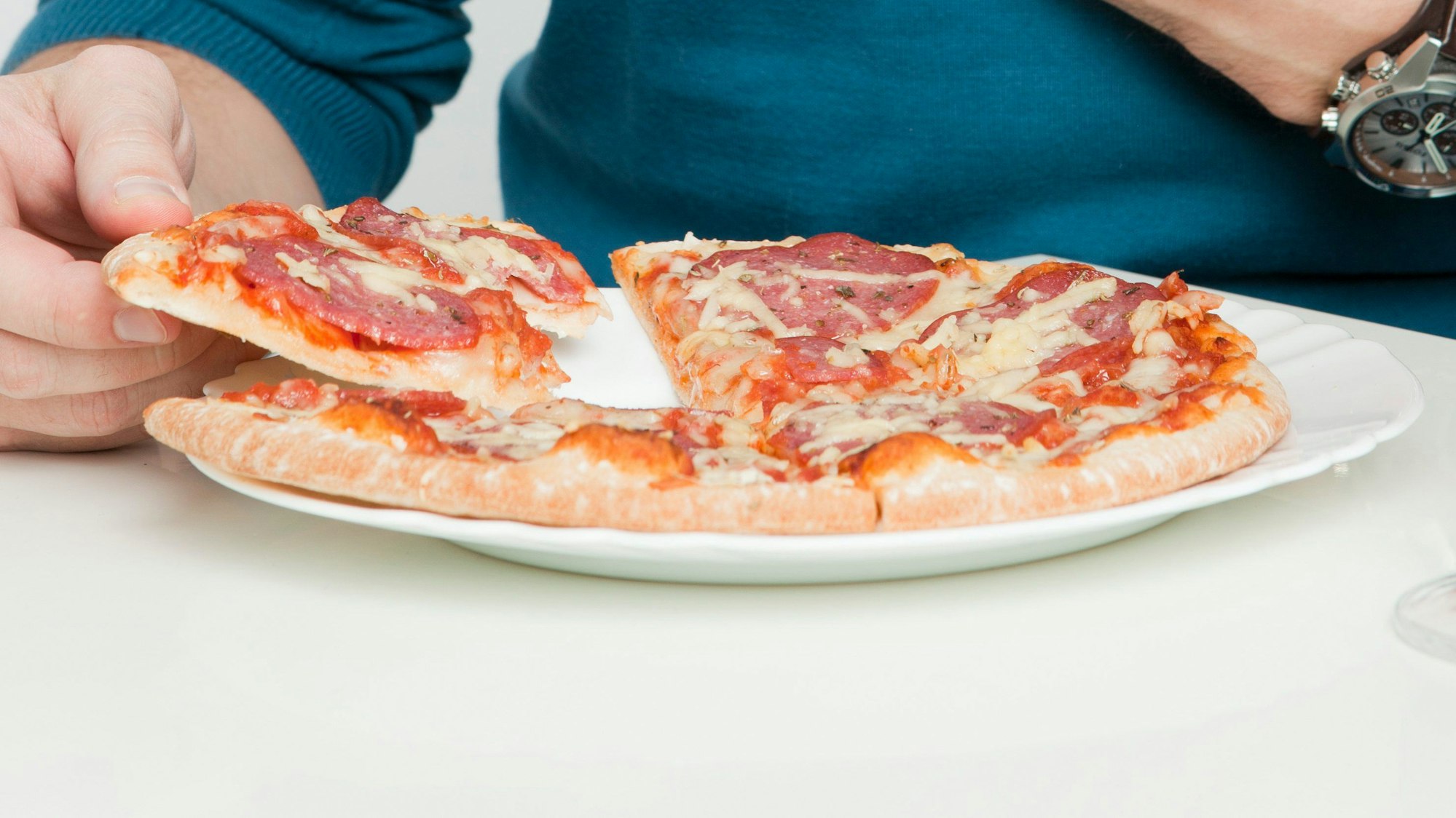 „Beim Salzgehalt überschreiten einige Pizzen im Test bereits ganz allein die empfohlene Tagesdosis“, erklärte Testleiter Jochen Wettach. (Symbolbild)
