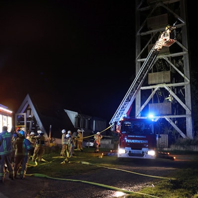 Vor dem Nümbrechter Aussichtsturm sind Einsatzfahrzeuge der Feuerwehr zu sehen, sie haben das Blaulicht eingeschaltet.