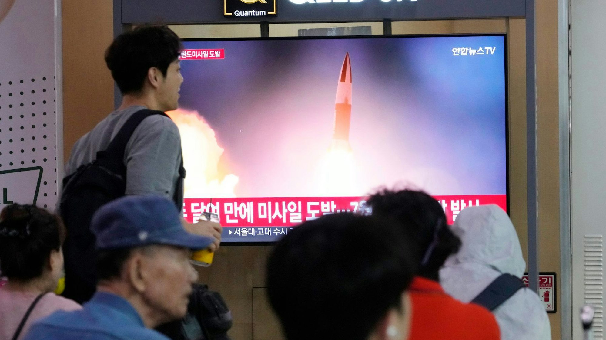 Ein Fernsehbildschirm zeigt ein Archivbild eines nordkoreanischen Raketenstarts während einer Nachrichtensendung im Bahnhof von Seoul.