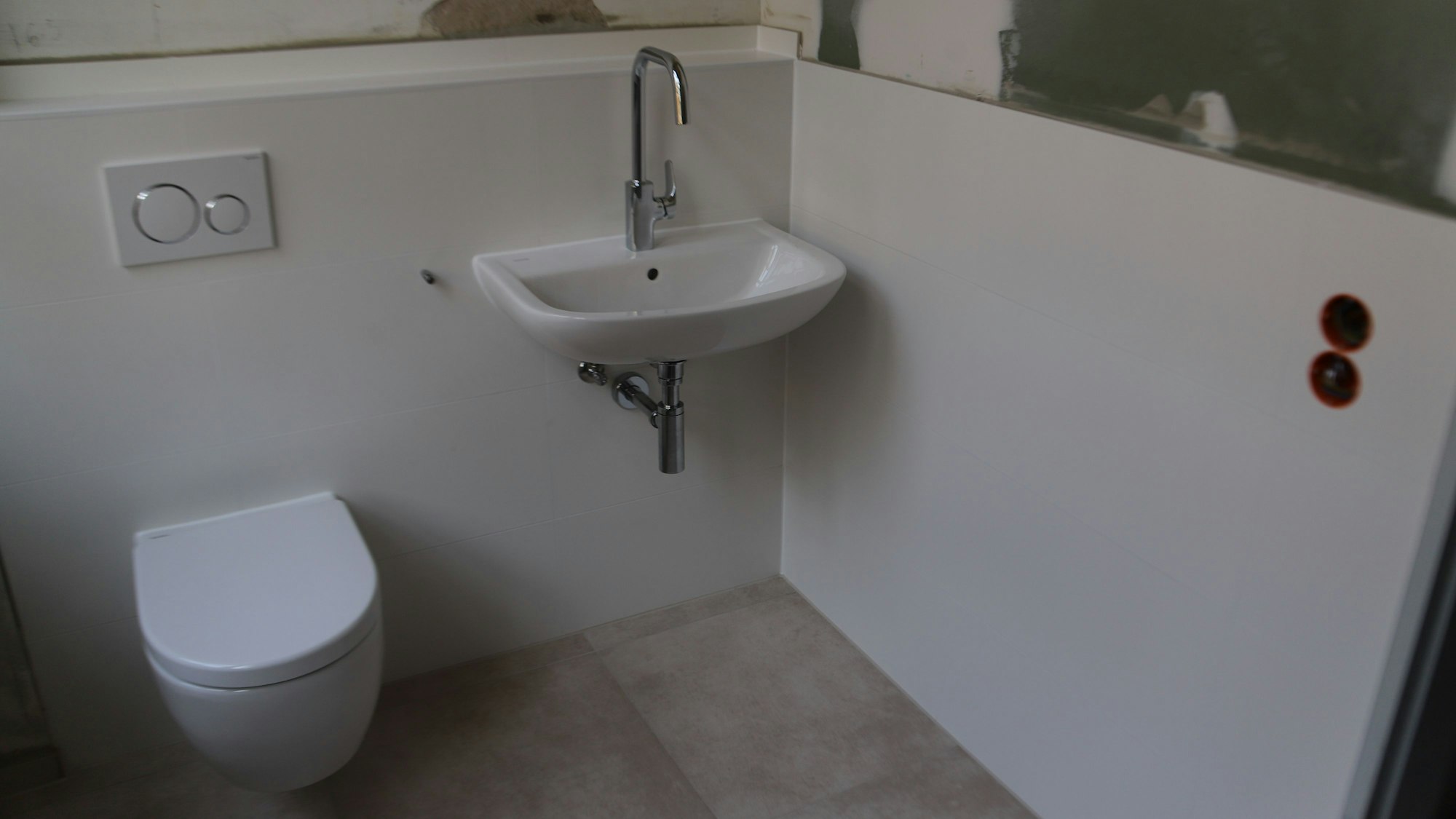 Eine Toilette und ein Waschbecken sind schon eingebaut.