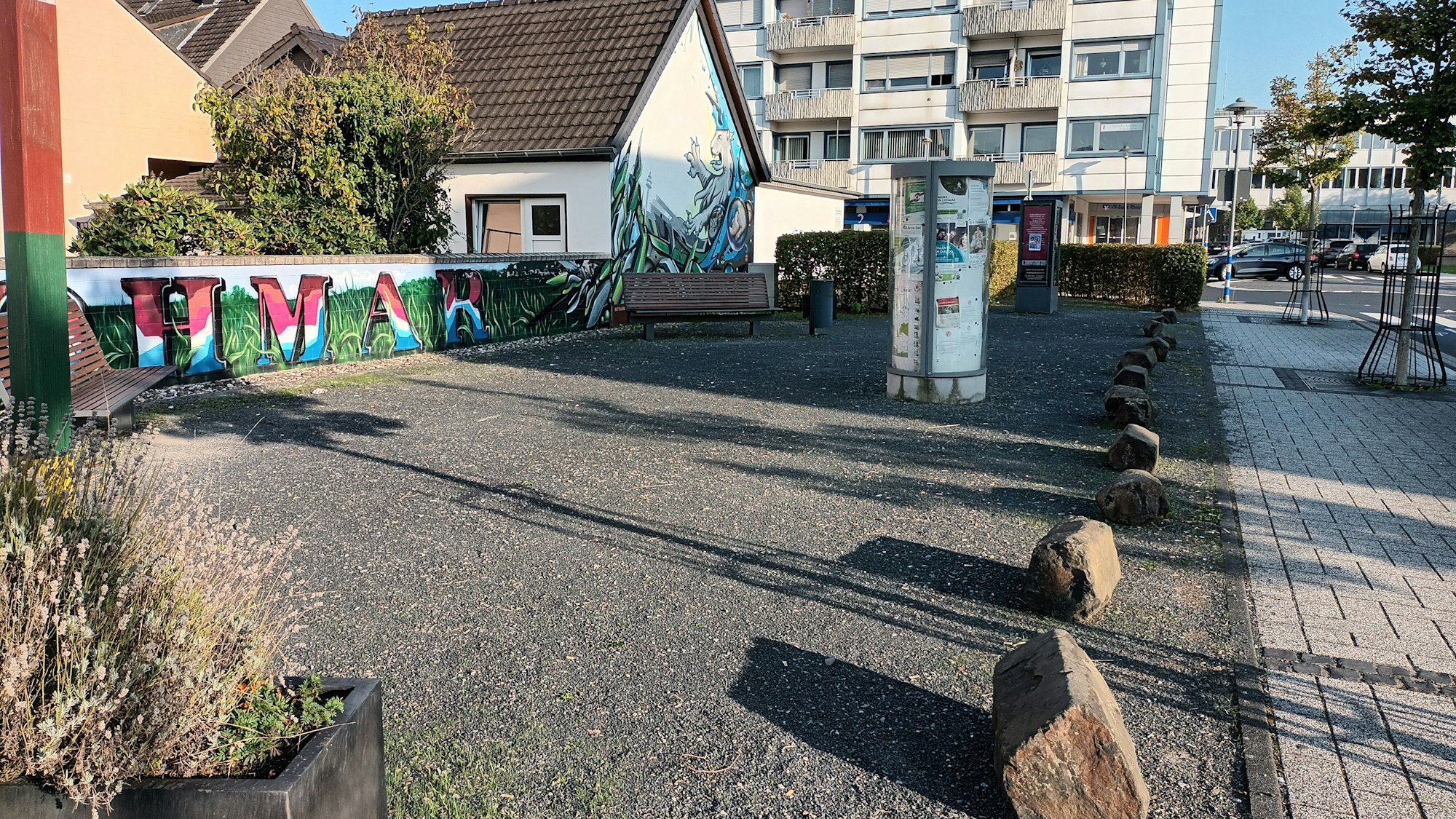 Eine Steinfläche mit einer Litfaßsäule