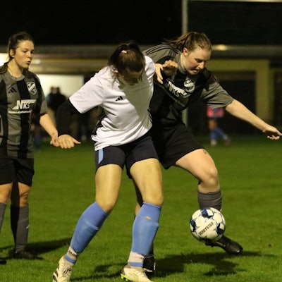 Zwei Spielerinnen von Kommern und Füssenich-Geich kämpfen um den Ball. Dabei setzen sie auch ihre Körper ein.