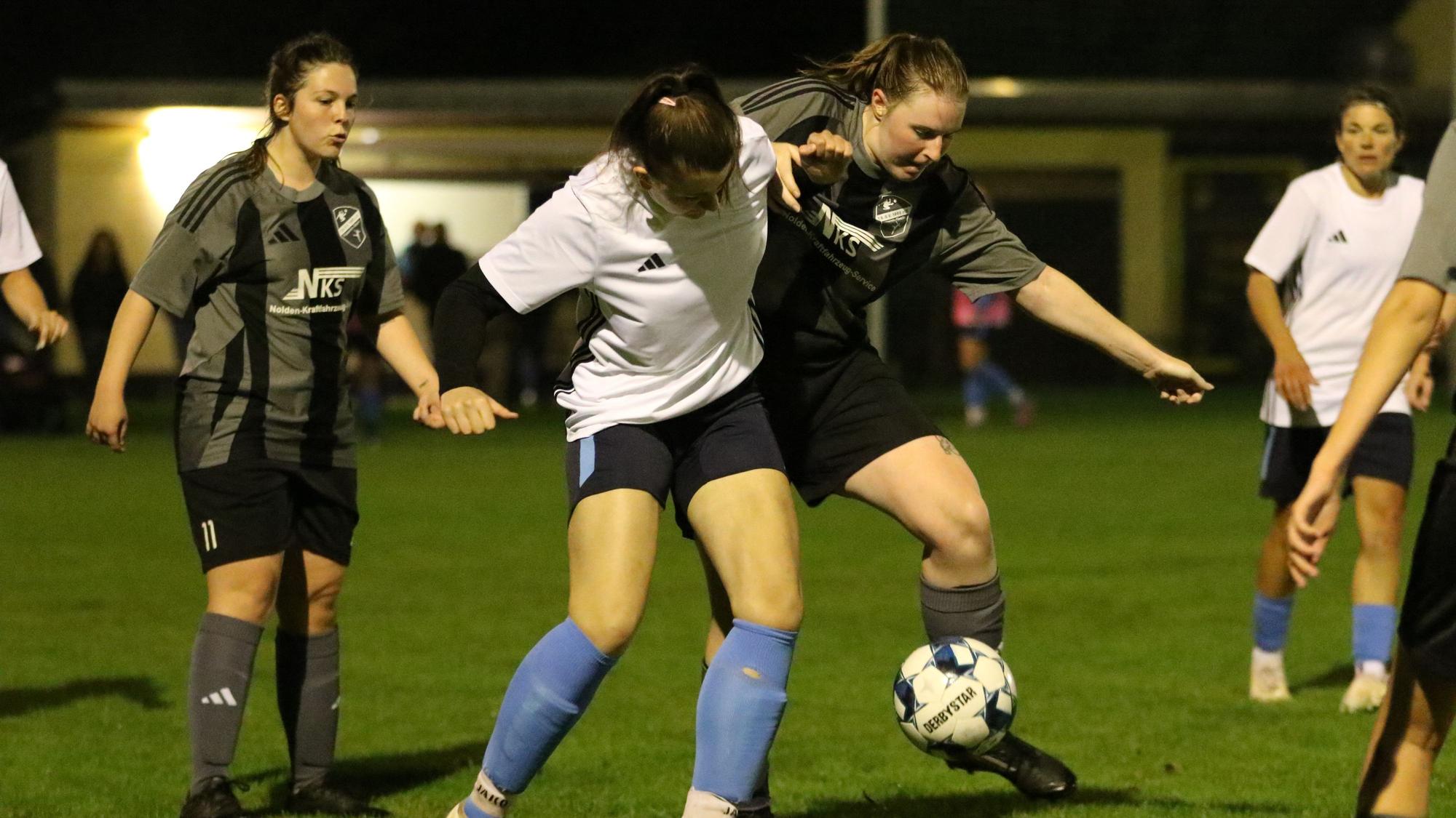 Zweikampf zwischen zwei Fußballerinen aus Füssenich-Geich und Kommern.