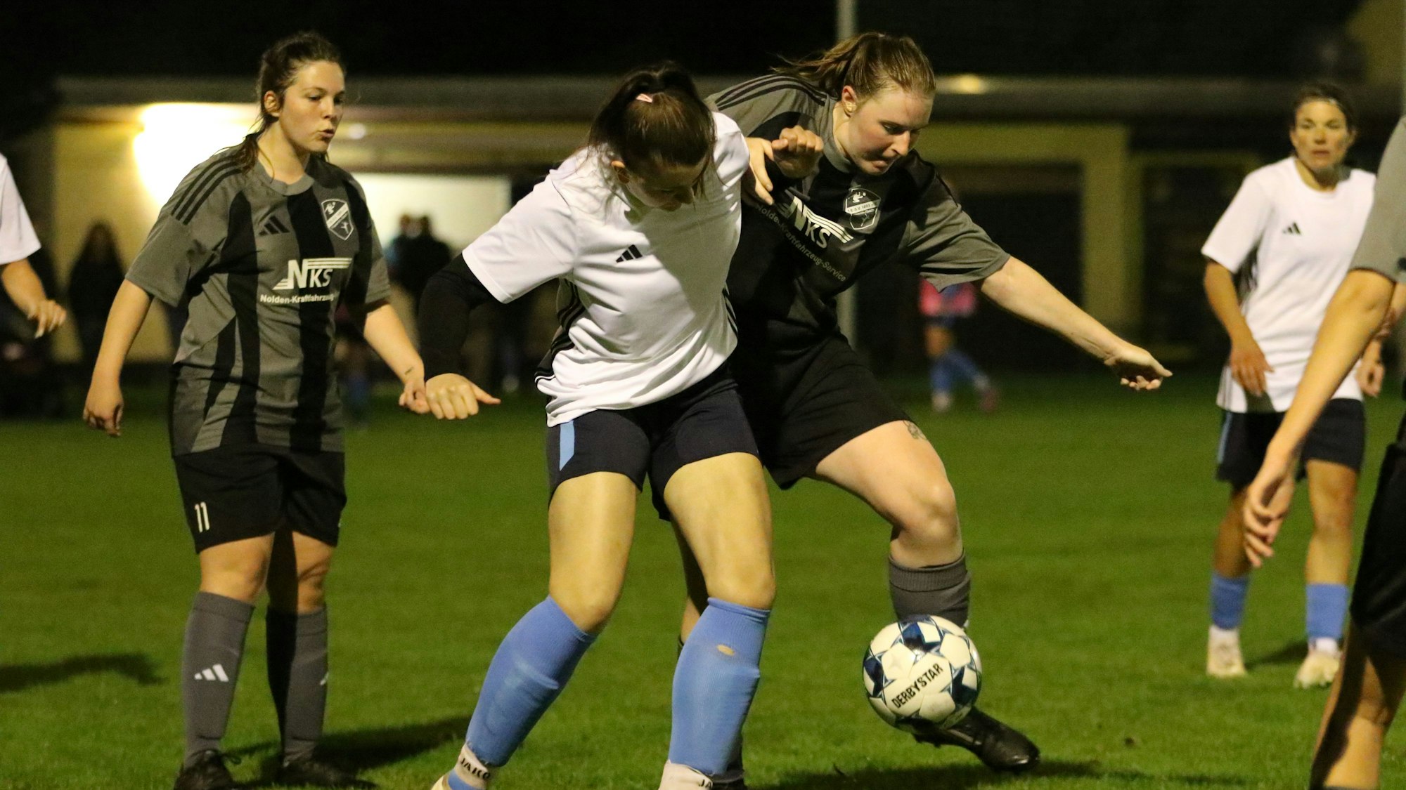 Zweikampf zwischen zwei Fußballerinen aus Füssenich-Geich und Kommern.