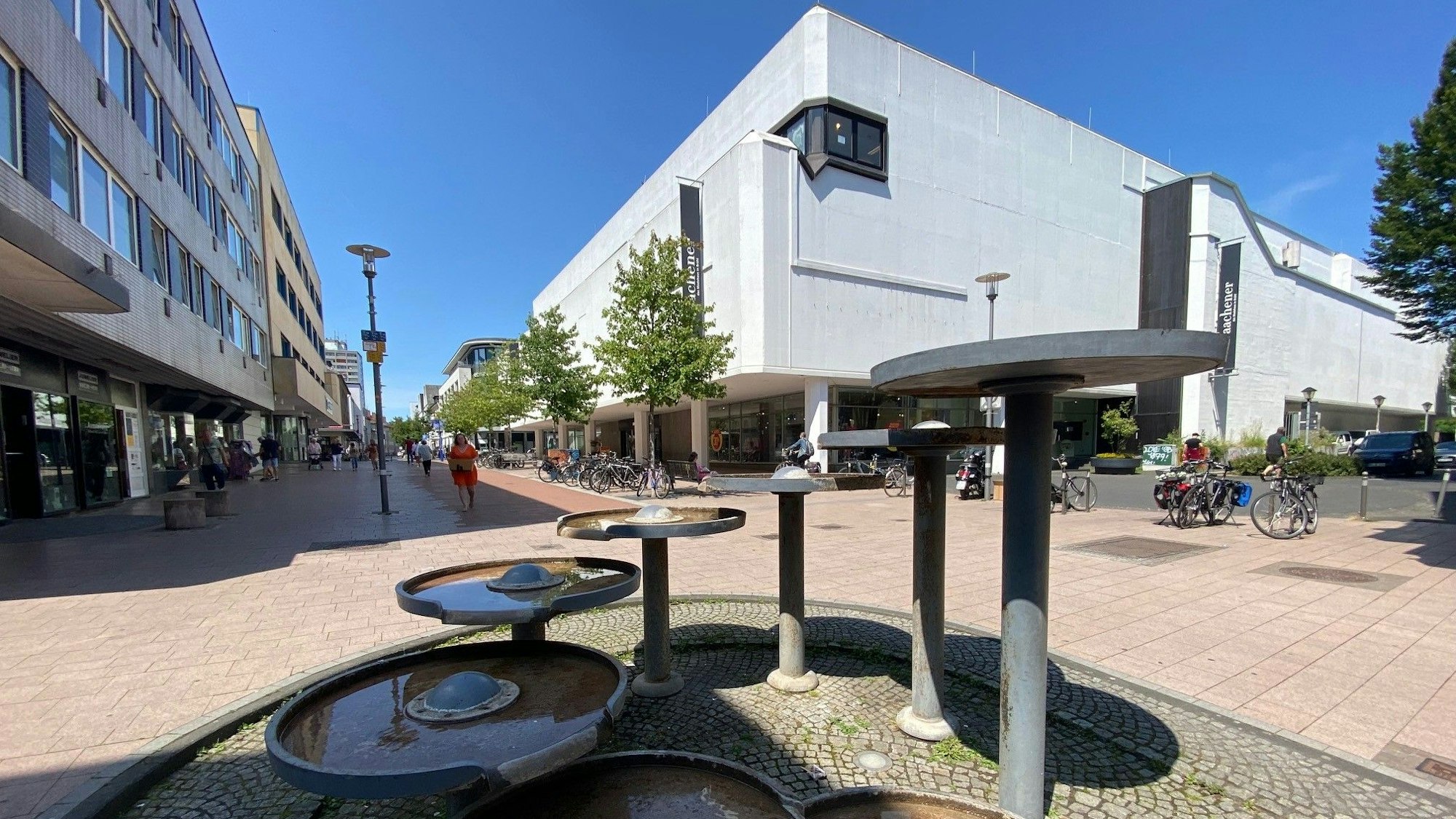 Zu sehen ist das Modehaus Aachener am Steinweg in Brühl.