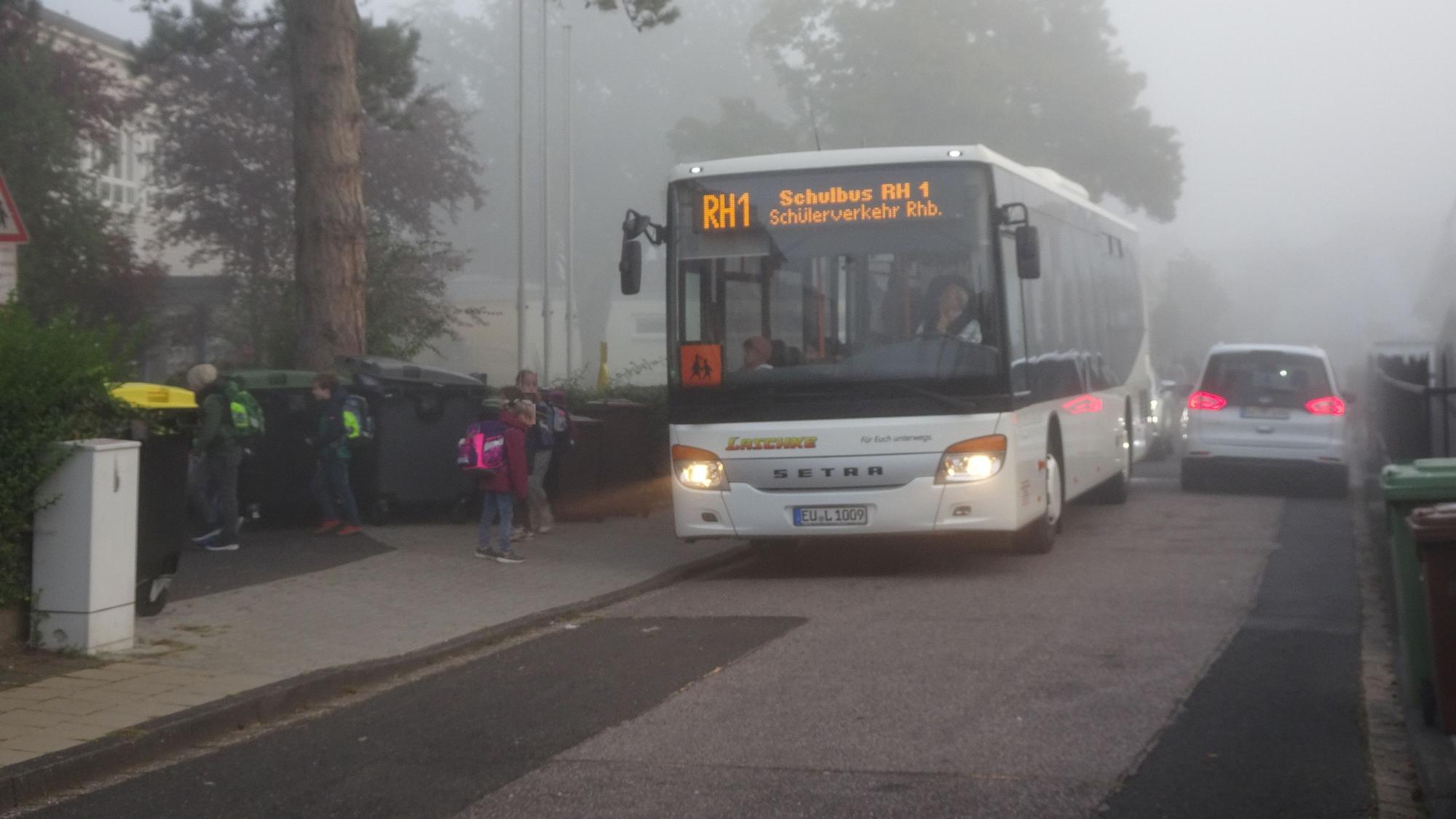 Nicht alle hielten sich dran: Trotz des Halteverbots vor der Schule und dahinter und dem Durchfahrverbot, fuhren viele Autos durch die neu eingerichteten Schulstraßen und sorgten für gefährliche Situationen.