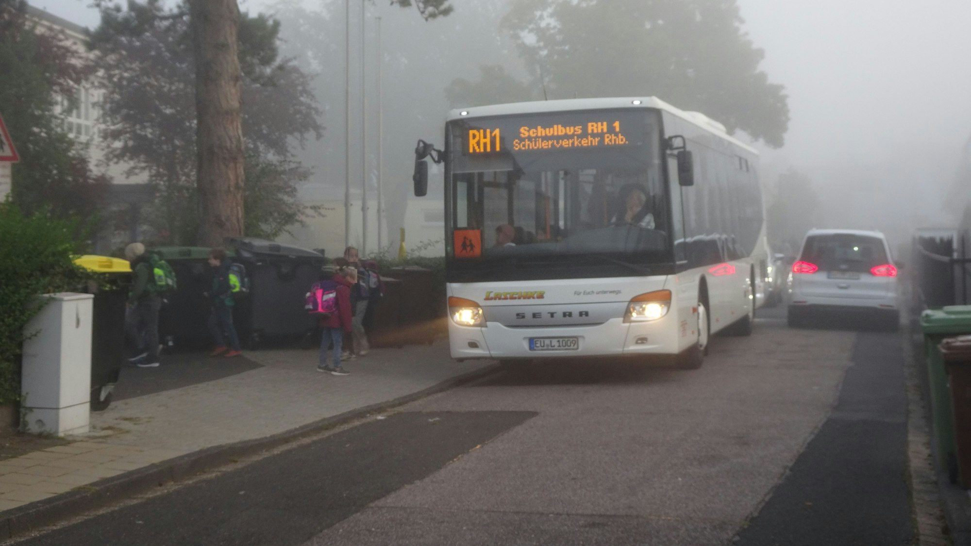 Nicht alle hielten sich dran: Trotz des Halteverbots vor der Schule und dahinter und dem Durchfahrverbot, fuhren viele Autos durch die neu eingerichteten Schulstraßen und sorgten für gefährliche Situationen.