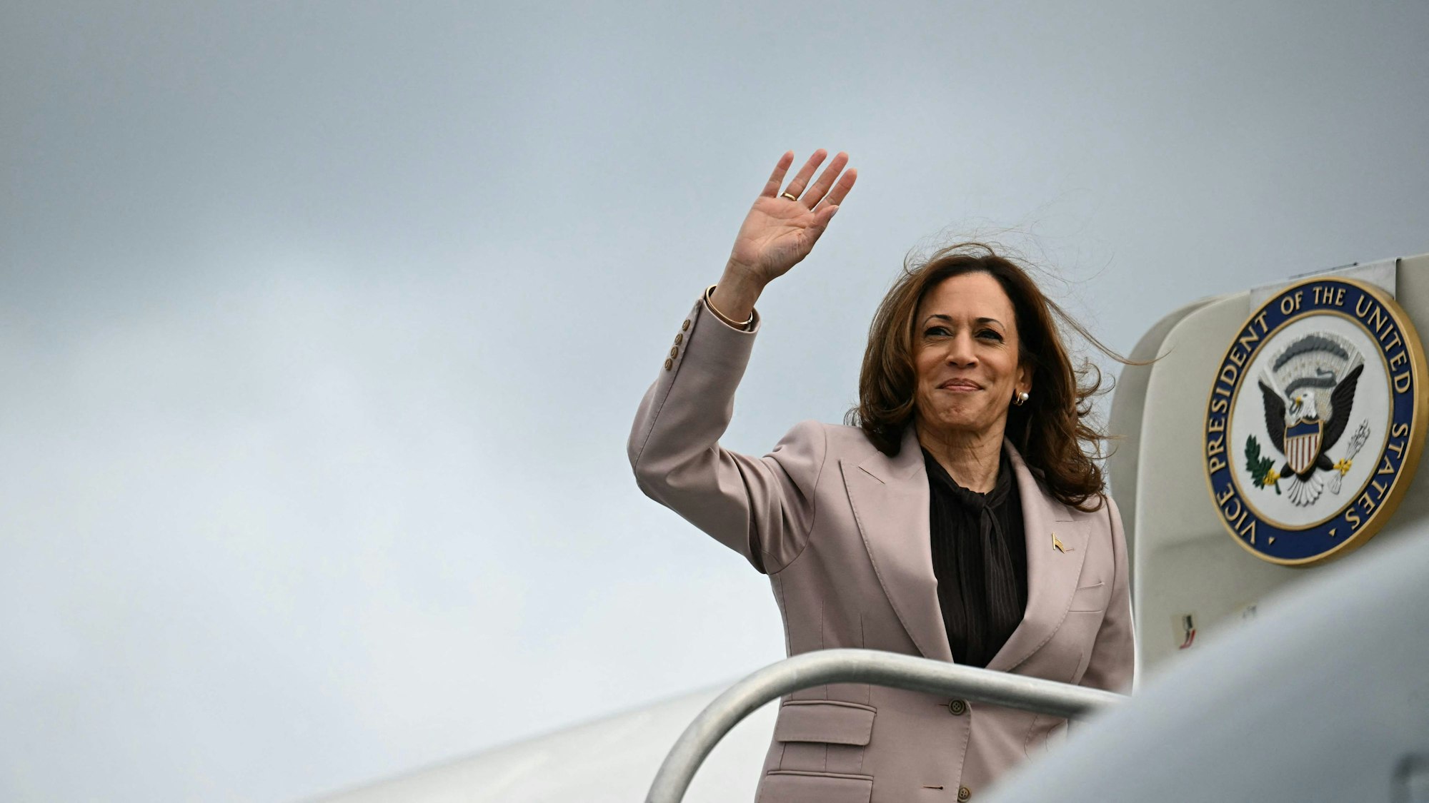 Kamala Harris, US-Vizepräsidentin und Kandidatin für die kommende Präsidentschaftswahl auf einem Flughafen in Philadelphia, Pennsylvania. (Archivbild)