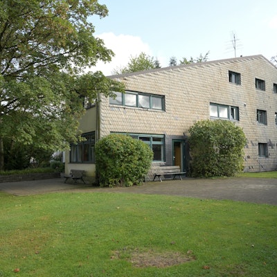Haus Sonnenberg in Odenthal mit umliegendem Garten.