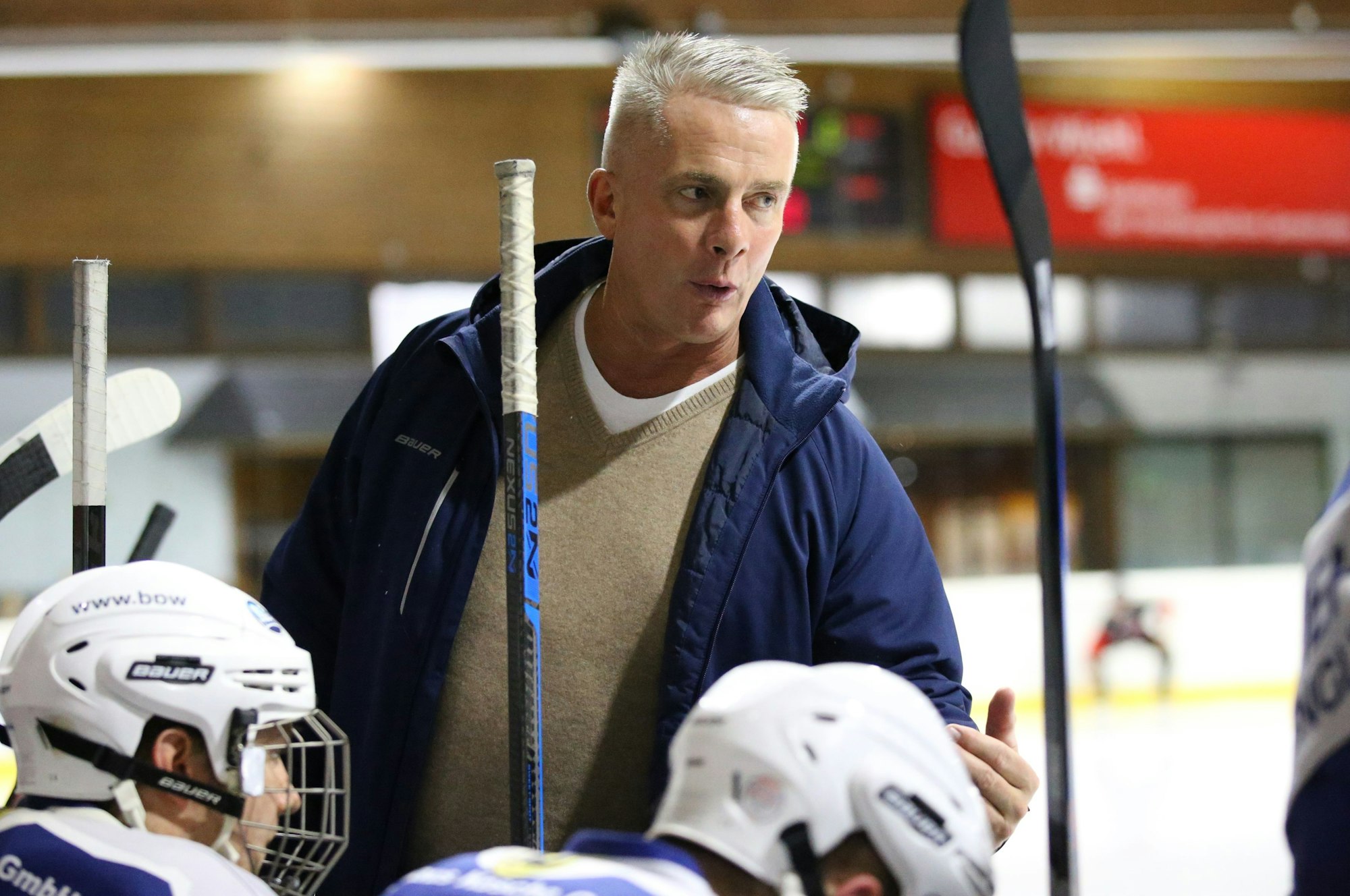 Andy Lupzig im Kreis seiner Spieler an der Bande.