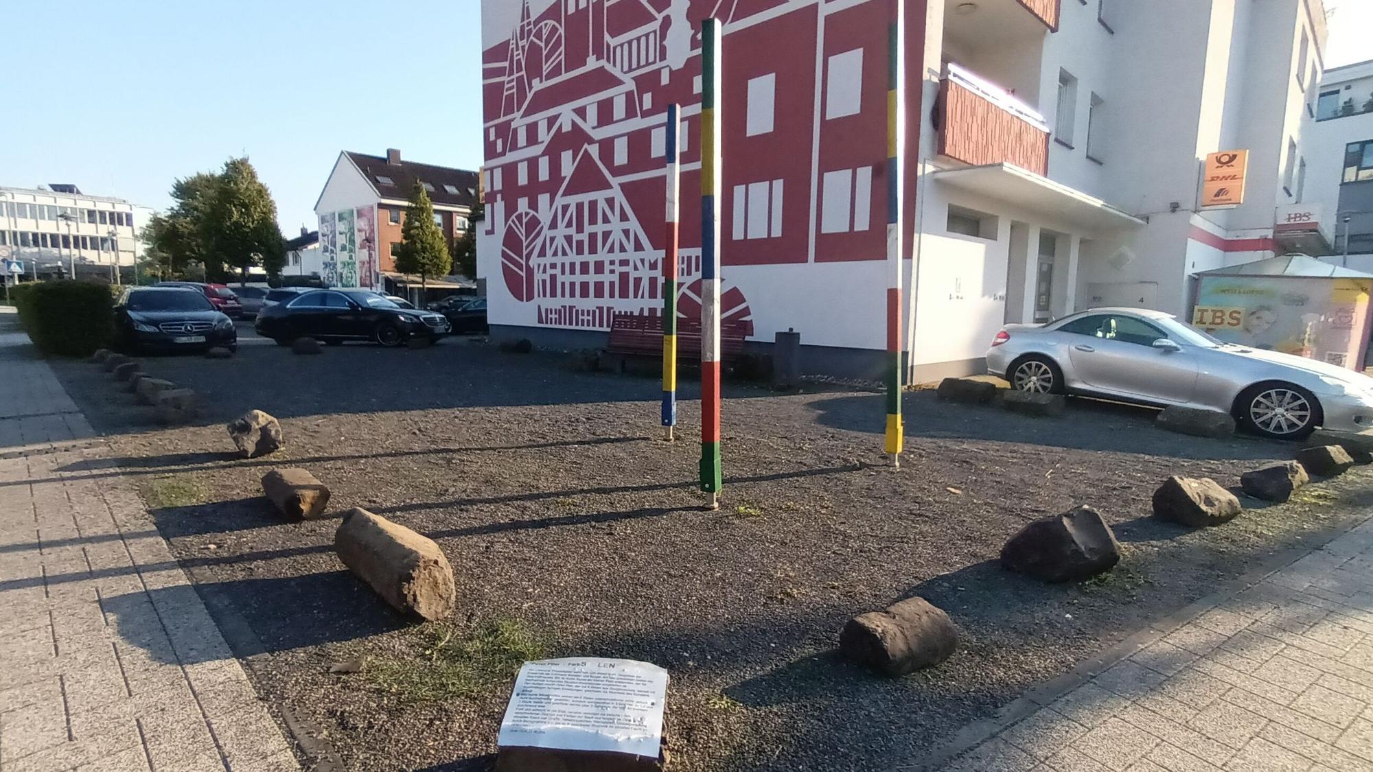 Eine Straßenecke mit Schotter und Findlingen