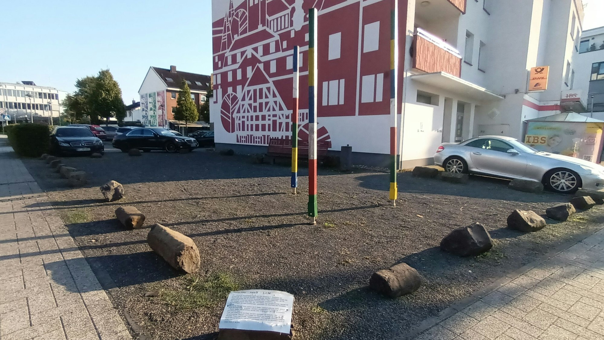 Eine Straßenecke mit Schotter und Findlingen