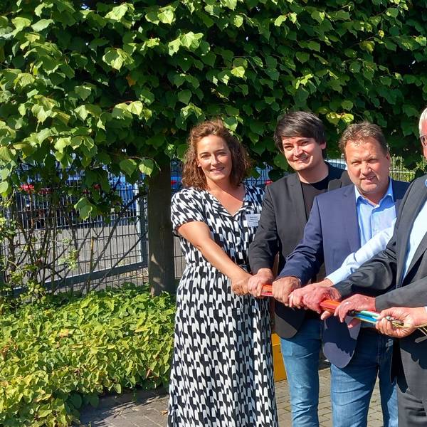 Vertreter der beteiligten Kommunen und Landrat Sebastian Schuster in Wachtberg-Villip mit einem Stück Glasfaserkabel.