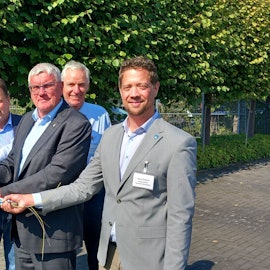 Vertreter der beteiligten Kommunen und Landrat Sebastian Schuster in Wachtberg-Villip mit einem Stück Glasfaserkabel.