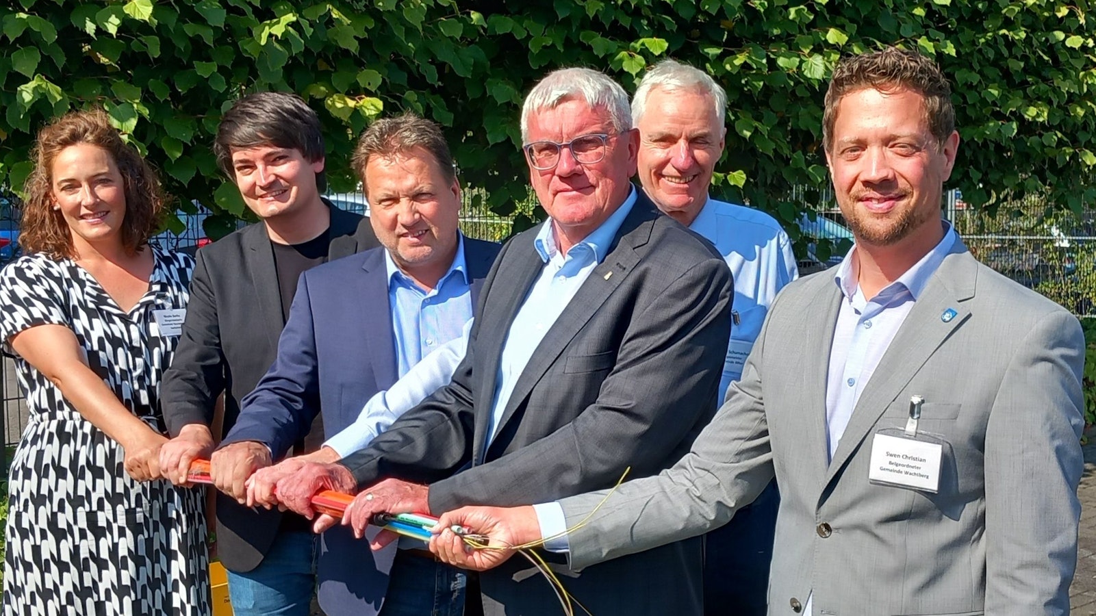 Vertreter der beteiligten Kommunen und Landrat Sebastian Schuster in Wachtberg-Villip mit einem Stück Glasfaserkabel.
