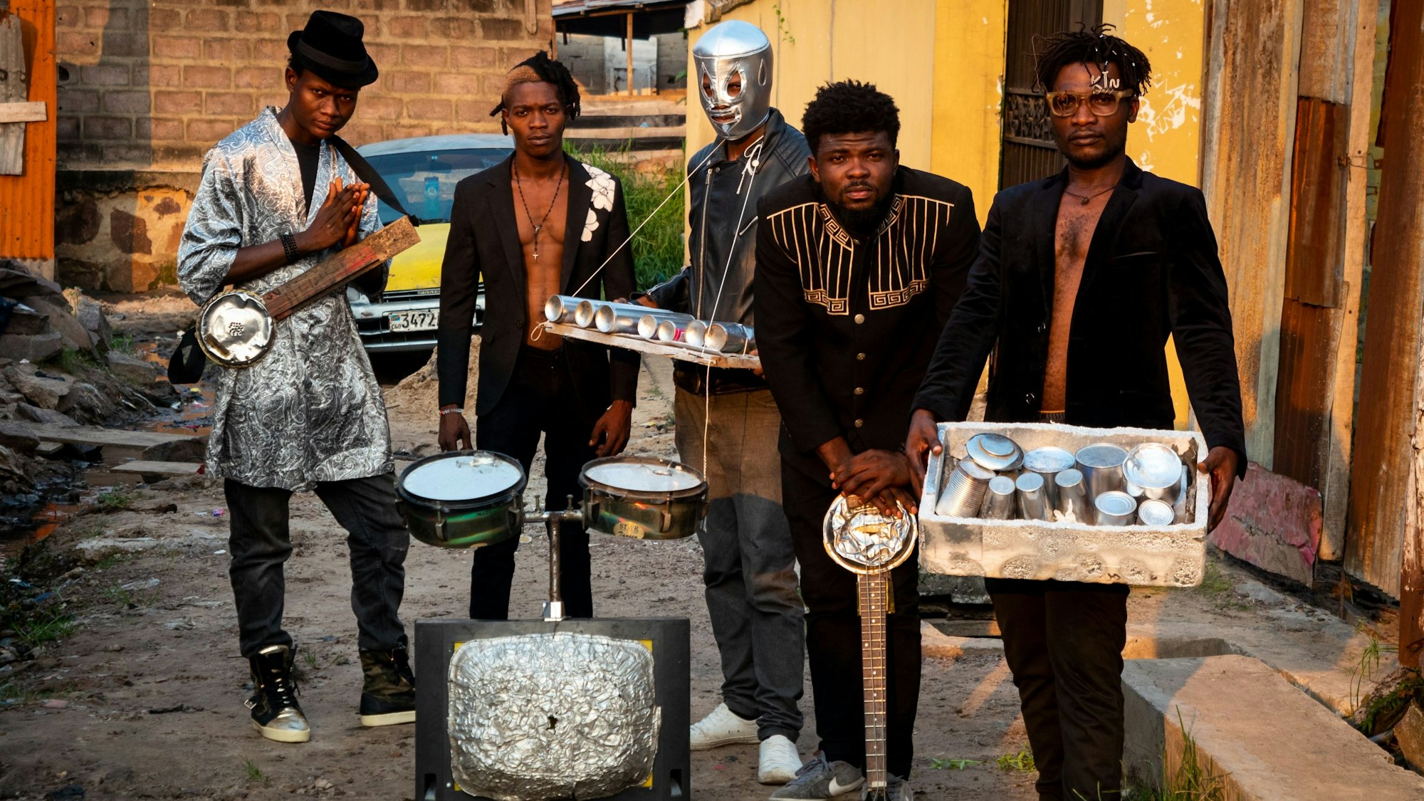 Männer mit Instrumenten