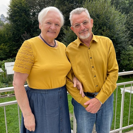 Ein älteres Ehepaar auf dem Balkon.