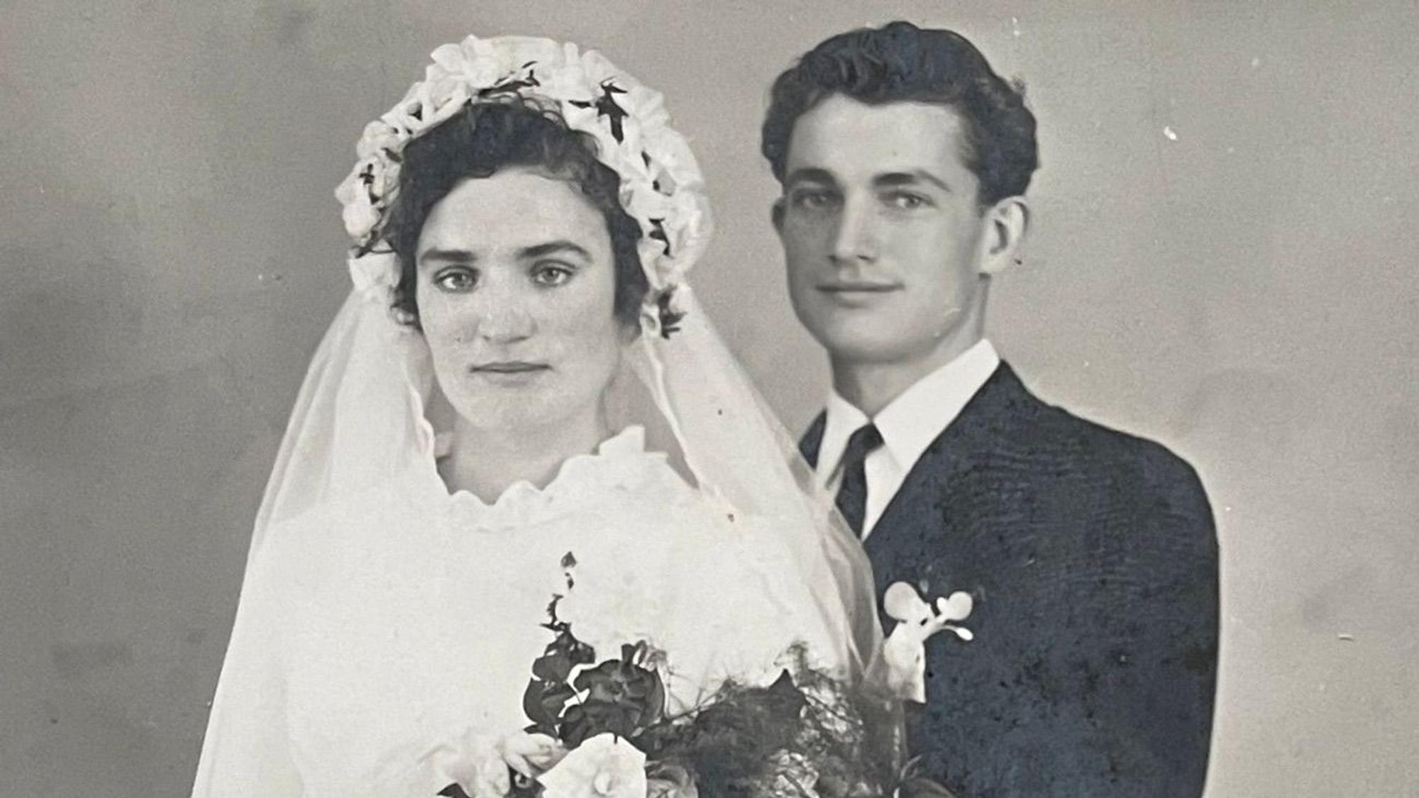 Schwarzweißbild eines jungen Hochzeitspaars.