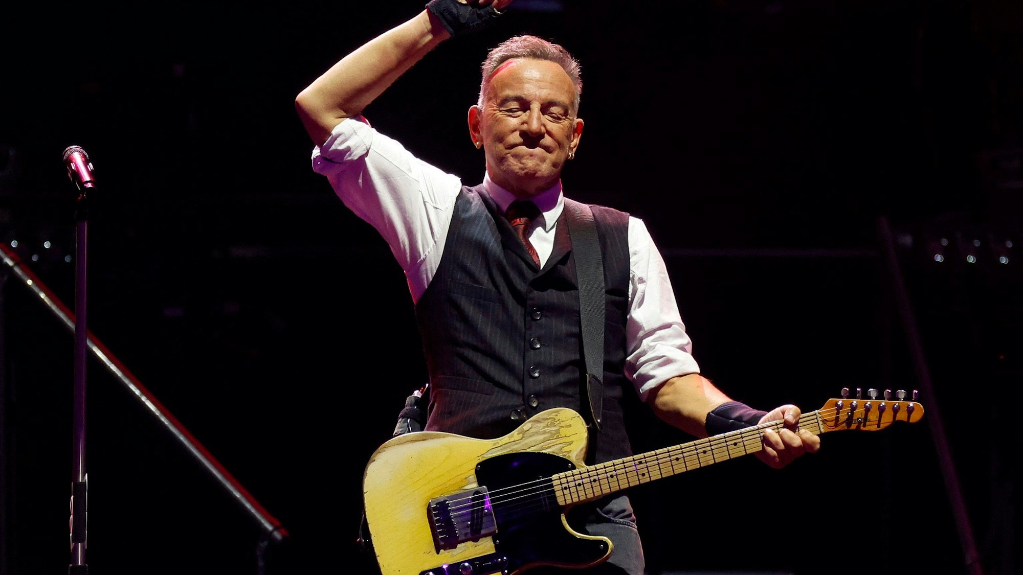 Bruce Springsteen steht mit seiner Gitarre auf der Bühne.