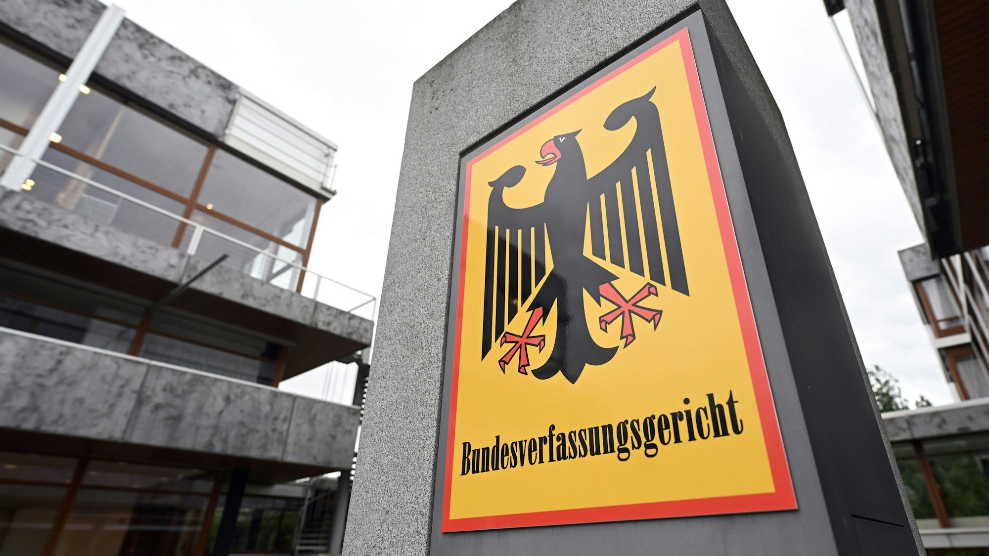 Ein Hinweisschild mit Bundesadler und dem Schriftzug Bundesverfassungsgericht, aufgenommen vor dem Gericht in Karlsruhe.