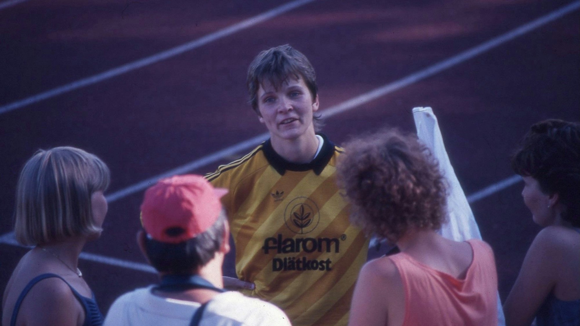 Eine Frau in einem gelben Trikot