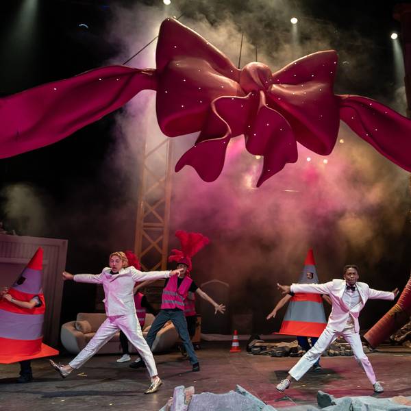 Szene aus dem neuen Theaterstück „Grmpf“ des Kölner Schauspiels über das Desaster der Bühnensanierung.