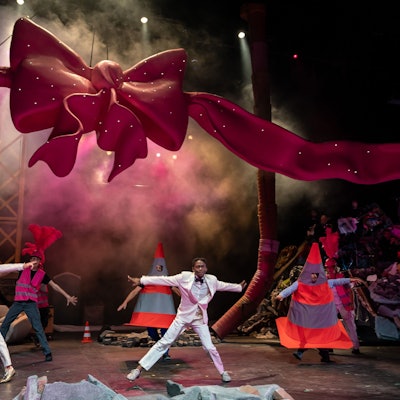 Szene aus dem neuen Theaterstück „Grmpf“ des Kölner Schauspiels über das Desaster der Bühnensanierung.