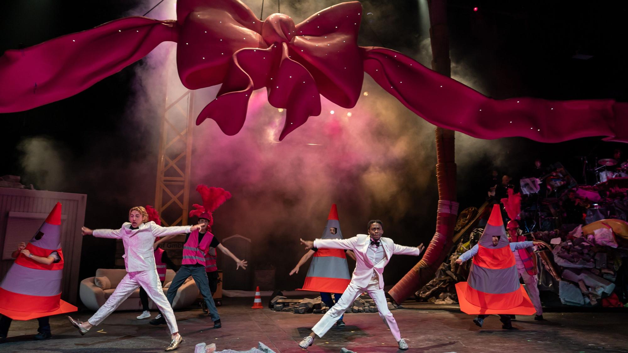 Szene aus dem neuen Theaterstück „Grmpf“ des Kölner Schauspiels über das Desaster der Bühnensanierung.