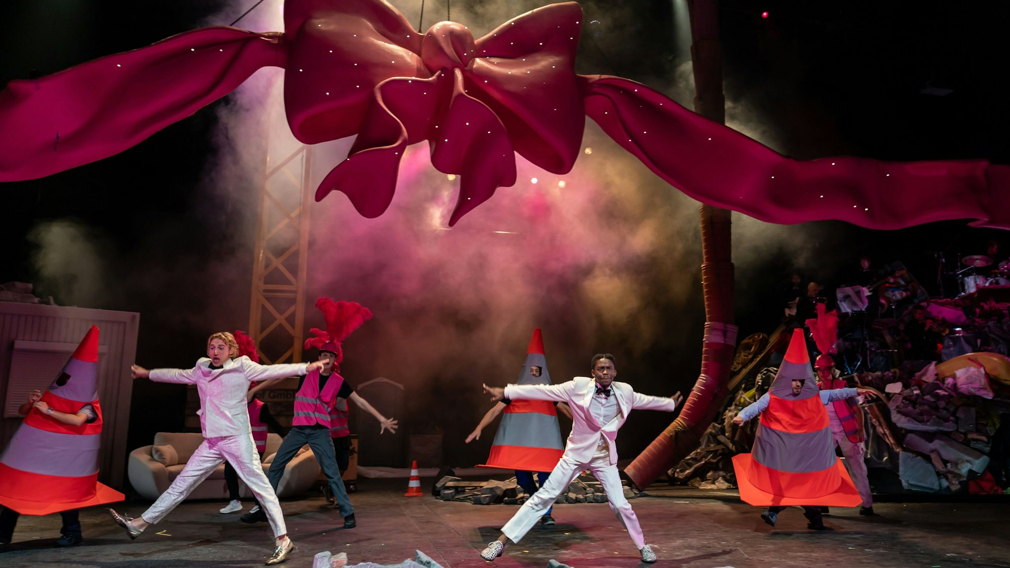 Szene aus dem neuen Theaterstück „Grmpf“ des Kölner Schauspiels über das Desaster der Bühnensanierung.