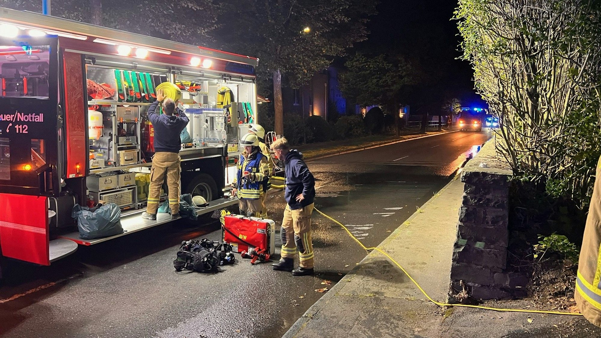 Wehrleute am Löschfahrzeug.