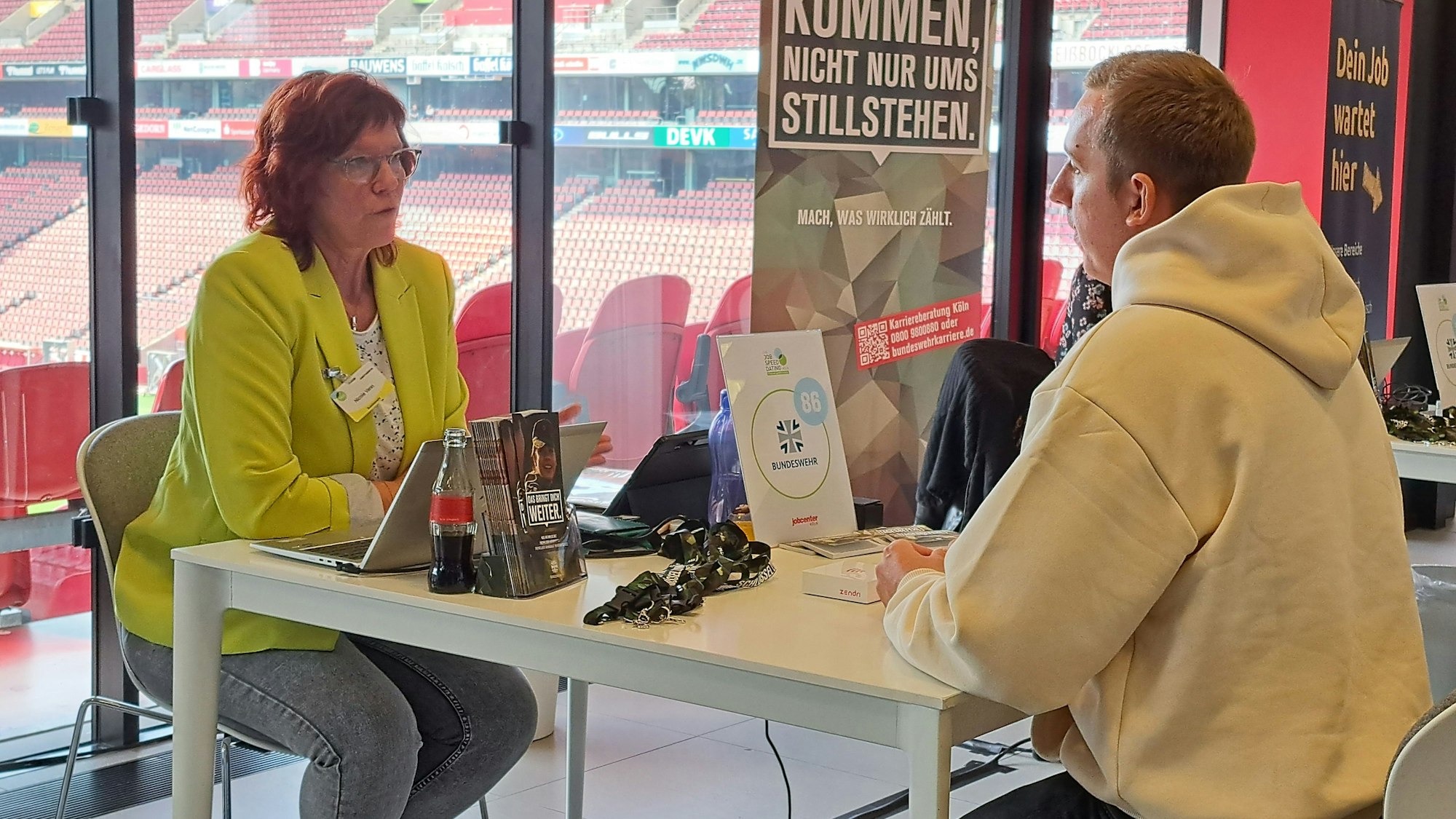 Eine Frau und ein Mann sitzen sich an einem Tisch gegenüber