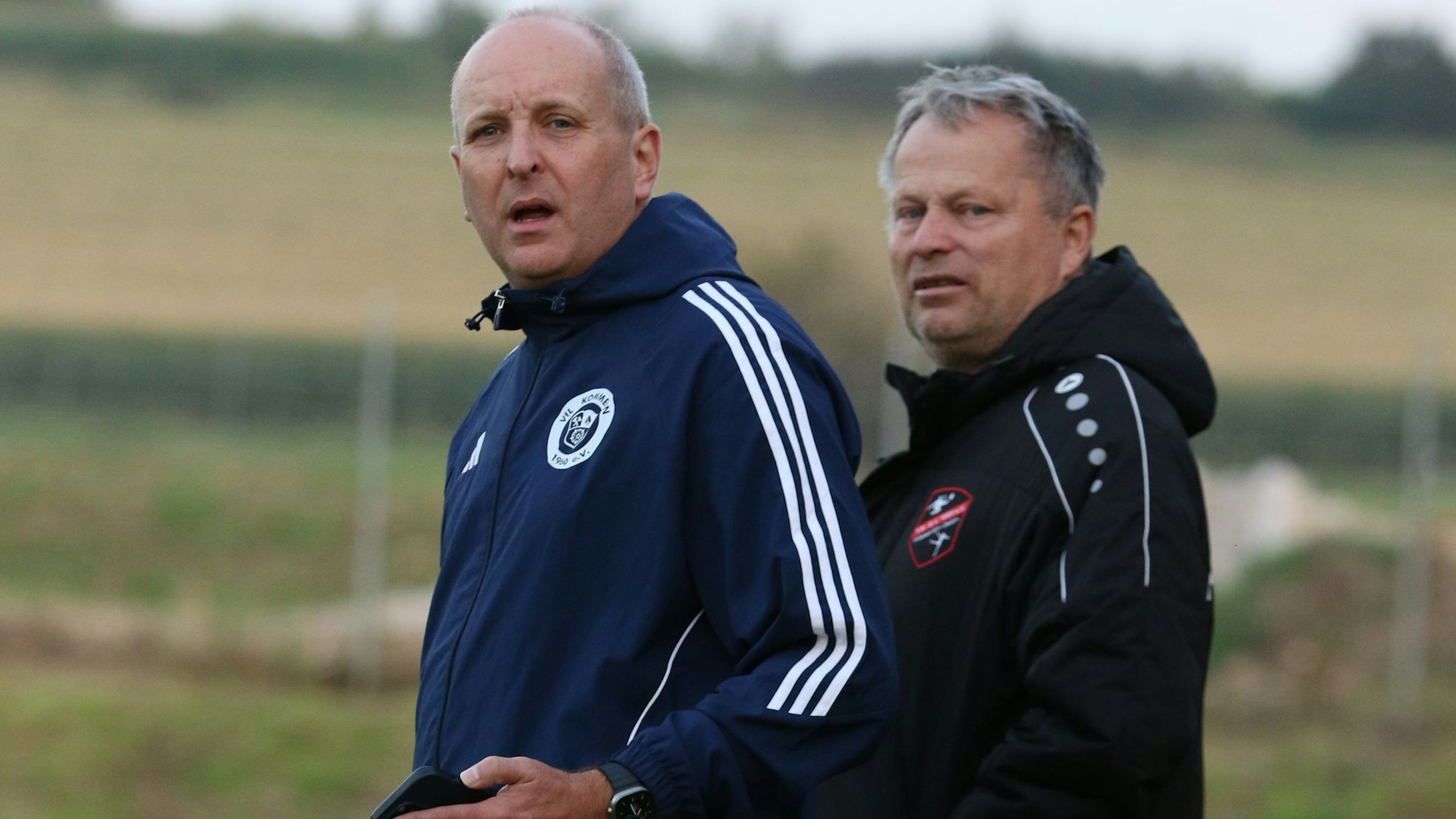 Die beiden Trainer Sascha Wagner und Axel Sendscheid gucken überrascht in die Kamera.