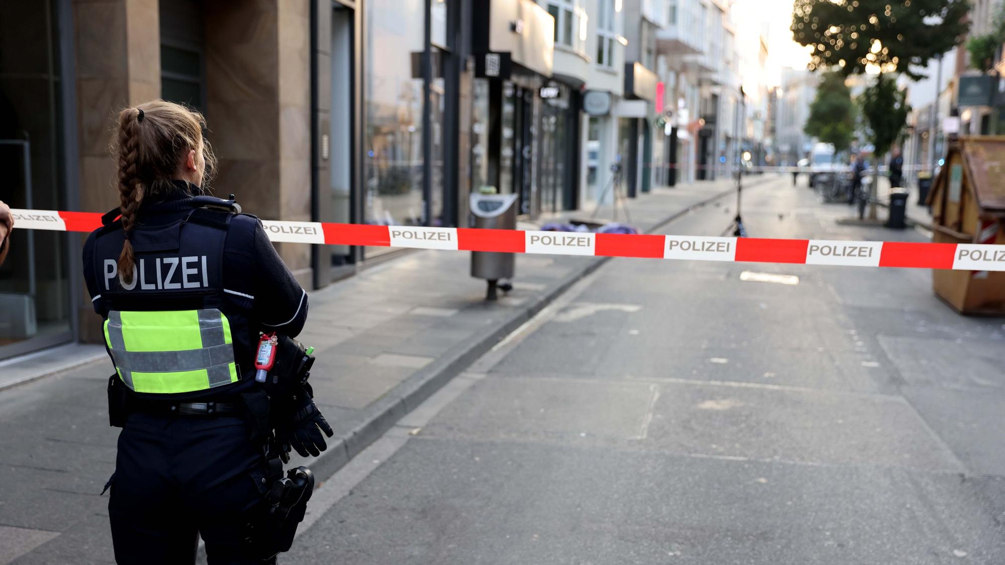 Ehrenstraße, ein Unbekannter warf in der Nacht Sprengstoff in ein Bekleidungsgeschäft