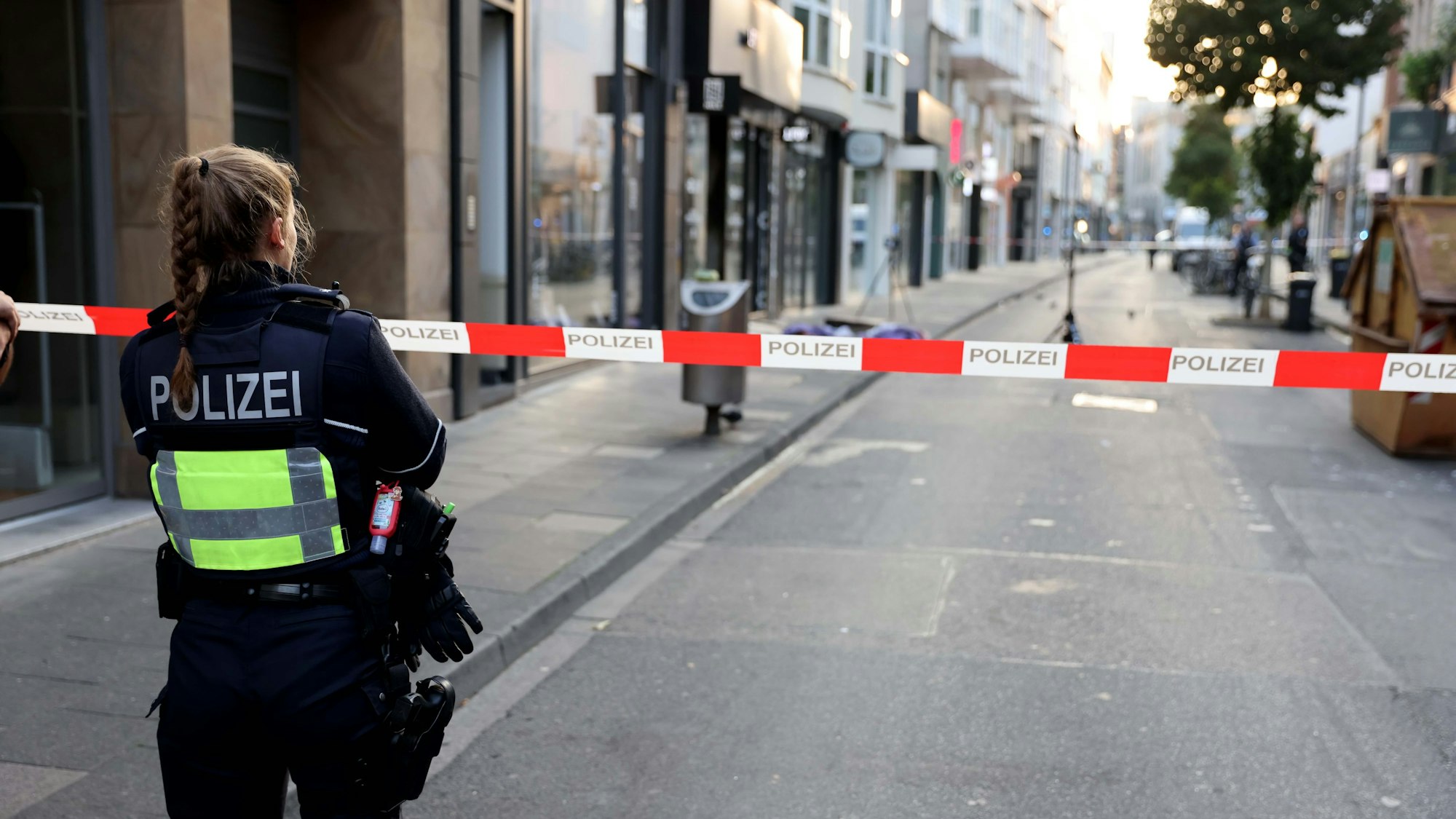 Ehrenstraße, ein Unbekannter warf in der Nacht Sprengstoff in ein Bekleidungsgeschäft