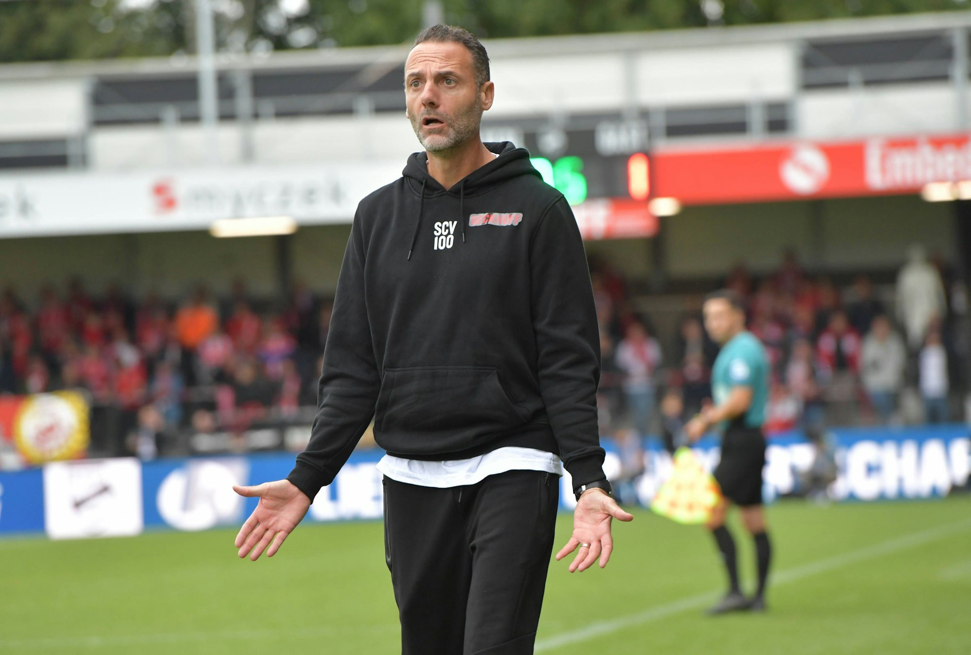 15.09.2024, GER, Fussball, 3.Liga, Saison 2024/2025, 05. Spieltag, Sportclub Arena, Verl SC Verl - FC Energie Cottbus 0 : 3 Alexander Ende Trainer SC Verl, Aktion Einzelbild, Quer, Mimik, Gestik, Trainer, Coach *** 15 09 2024, GER, Soccer, 3 Liga, Season 2024 2025, 05 Matchday, Sportclub Arena, Verl SC Verl FC Energie Cottbus 0 3 Alexander Ende Coach SC Verl , Action Single Image, Cross, Mimic, Gesture, Coach, Coach